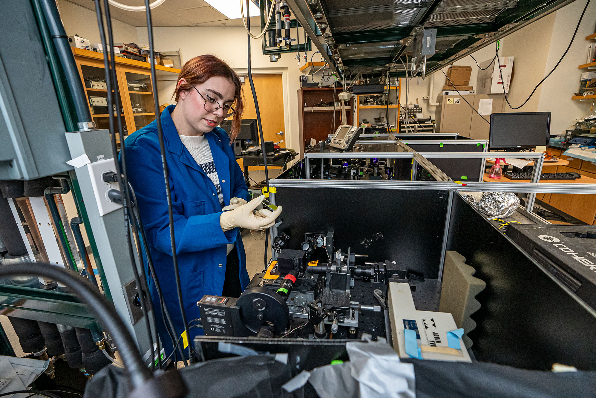 <p>Audrey Short works with an algae sample in the lab at UC Berkeley. (Credit: Marilyn Sargent)</p>
